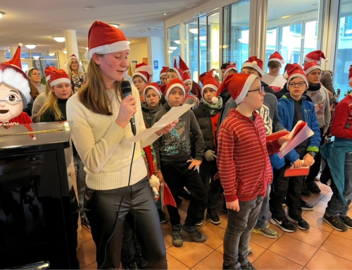 Unsere 5. Klassen singen im Seniorenstift St. Katharina: Weihnachtsfreude für Jung und Alt