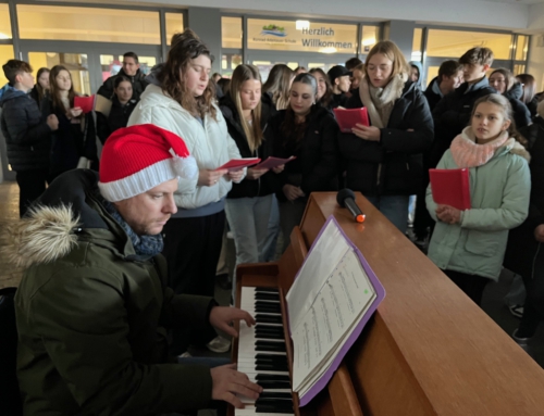 Gemeinsames Weihnachtssingen der Realschüler auf dem Schulhof