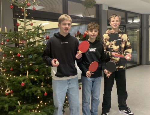 Vorweihnachtliche Freude: Tischtennisclub spendet Sportausrüstung für die Schüler