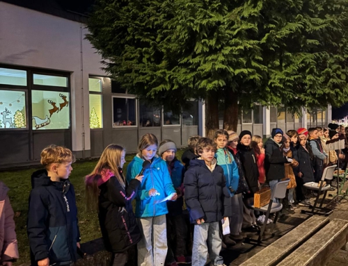 Adventsfenster 2025 der Klassen 3a und 3b